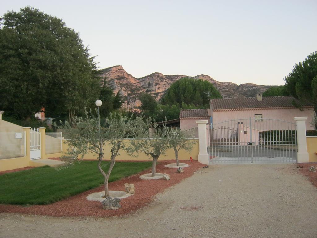 Le Jardin Des Tourterelles Robion en Luberon Exterior foto