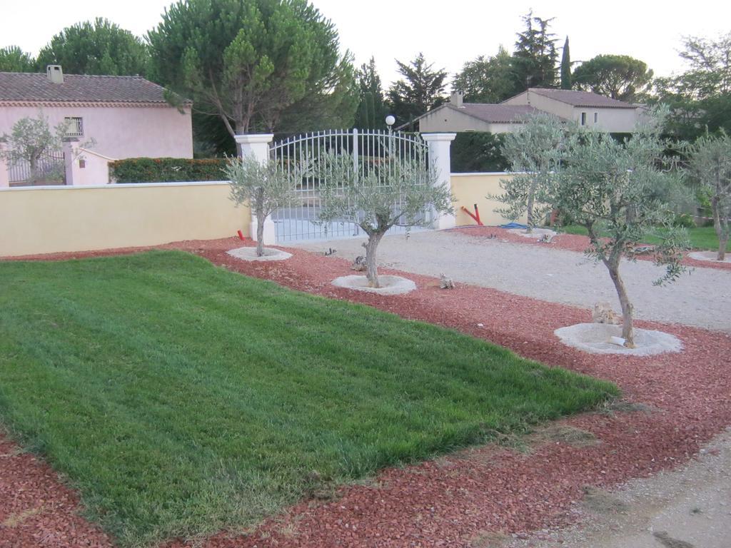 Le Jardin Des Tourterelles Robion en Luberon Exterior foto