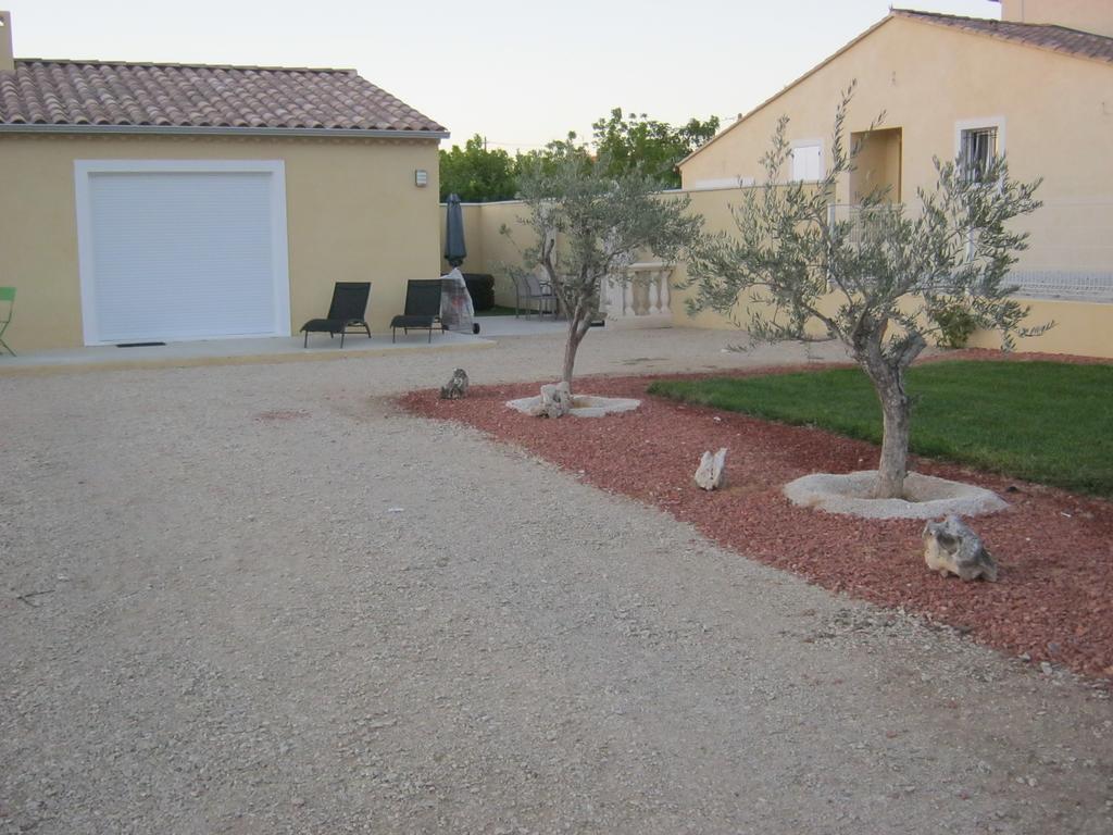 Le Jardin Des Tourterelles Robion en Luberon Exterior foto
