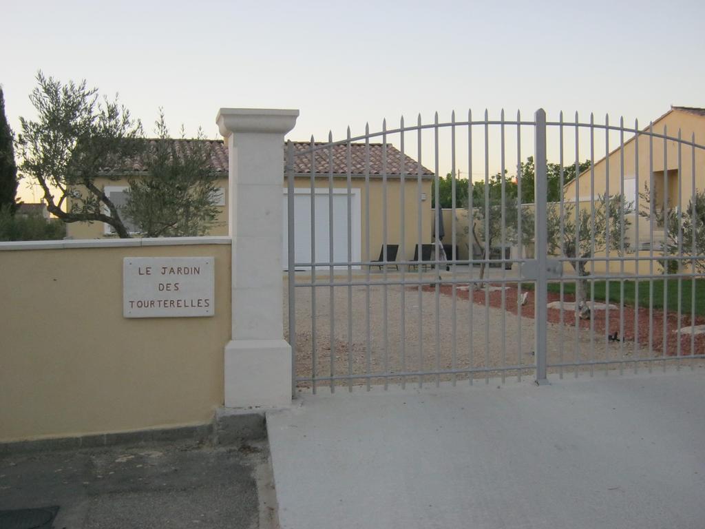Le Jardin Des Tourterelles Robion en Luberon Exterior foto