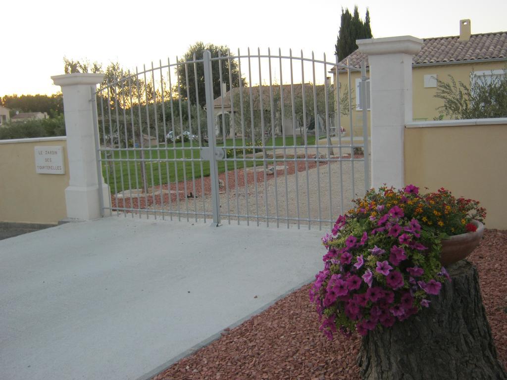 Le Jardin Des Tourterelles Robion en Luberon Exterior foto